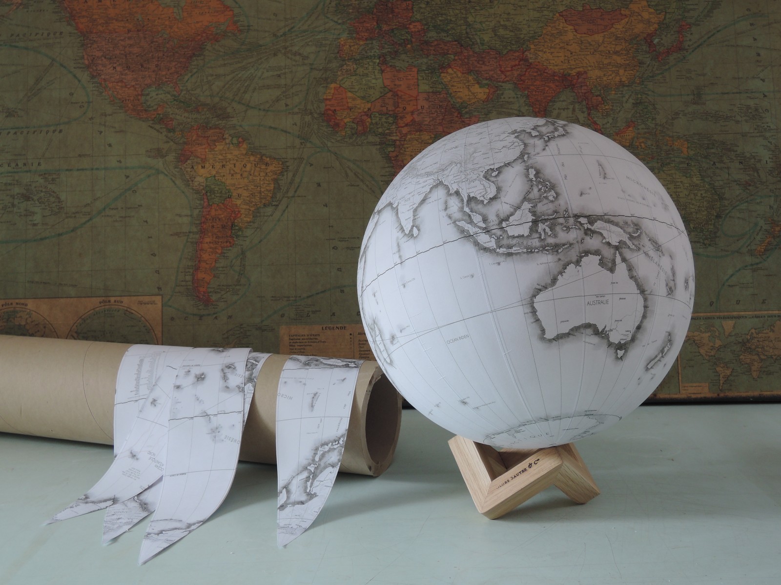 Image fabrication : Manufacture GlobeSauter, globe terrestre fait main artisanal, handcrafted terrestrial globe