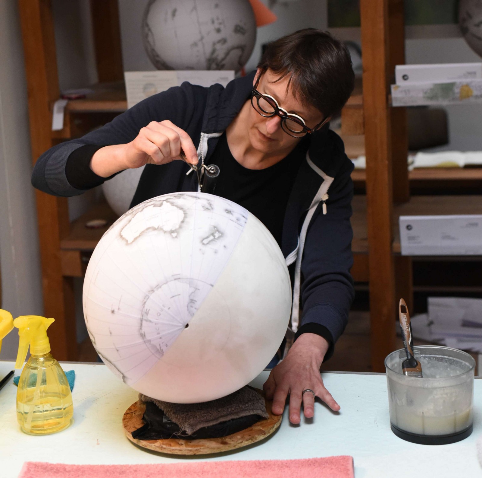 Manufacture GlobeSauter, globe terrestre fait main artisanal, handcrafted terrestrial globe